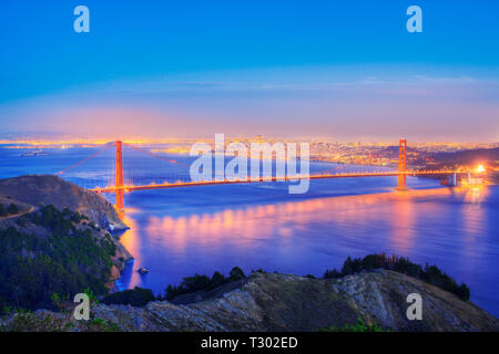 Portrait de la Golden Gate Bridge at Dusk Banque D'Images