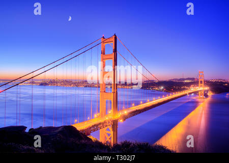 Golden Gate Bridge à l'aube Banque D'Images