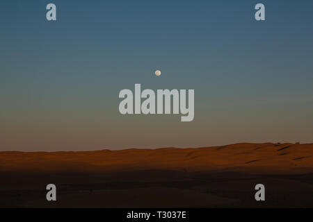 Pleine lune sur les dunes de sable au cours d'un voyage en voiture à travers le nord du Sahara en Tunisie ci-dessous Dousz Banque D'Images