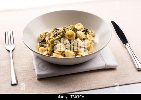 Orecchiette con cime di rapa, ou un bol de pâtes orecchiette avec brocoli rabe, un plat régional des Pouilles, Italie servi dans un bol à table Banque D'Images