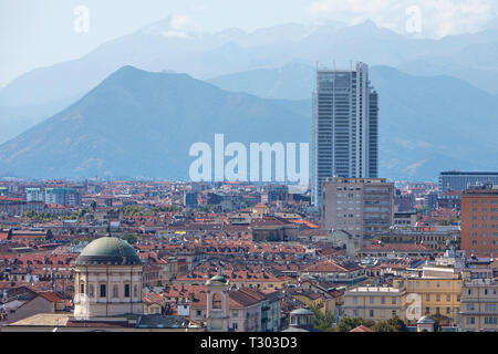 TURIN, ITALIE - 20 août 2017 : gratte-ciel de la banque Intesa Sanpaolo conçu par Renzo Piano et vue sur la ville de Turin dans une journée ensoleillée en Italie. Banque D'Images