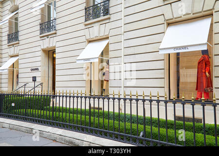 PARIS, FRANCE - 22 juillet 2017 : magasin de luxe chanel mode dans l'avenue Montaigne à Paris, France. Banque D'Images