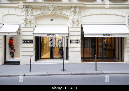 PARIS, FRANCE - 22 juillet 2017 : la mode Chanel boutique de luxe à Paris, France. Banque D'Images