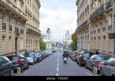 PARIS, FRANCE - 22 juillet 2017 : Rue de Paris avec la perspective, man and woman riding moped en France Banque D'Images