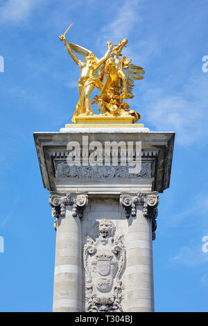 Pont Alexandre III statue en or avec cheval ailé et colonne d'une journée ensoleillée, ciel bleu à Paris, France. Banque D'Images