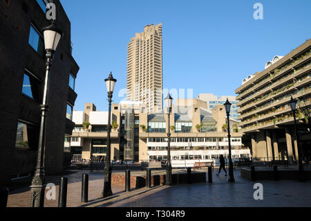 Le Barbican Centre et tour Cromwell sur le Barbican Estate, City of London, England, UK Banque D'Images