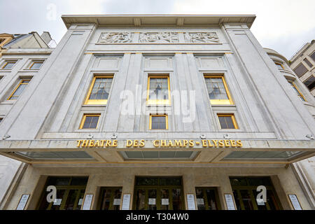 PARIS, FRANCE - 22 juillet 2017 : Théâtre des Champs Elysées avec façade en été signe d'or à Paris, France