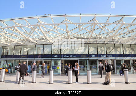 Les gens à l'extérieur de la gare de King's Cross, Londres, Angleterre, Royaume-Uni Banque D'Images