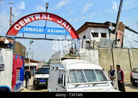 Les véhicules de la police vu sortir comme parents des détenus attendre news pendant l'émeute à l'intérieur de la prison centrale de discussion à Srinagar, au Cachemire. Des émeutes ont éclaté à l'intérieur d'une prison centrale de haute sécurité de Srinagar, après des rumeurs de prisonniers qui étaient sorti de la vallée du Cachemire. Pendant ce temps, les autorités ont suspendu les services internet et imposé des restrictions dans la vieille ville de Srinagar. Banque D'Images