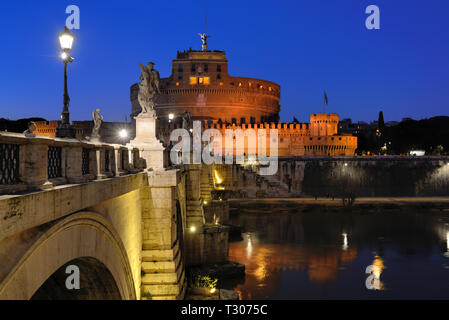 Castel Sant'Angelo château ou forteresse, alias le mausolée d'Hadrien (123-139MA), sur les rives du Tibre, dans la nuit, Rome Italie Banque D'Images