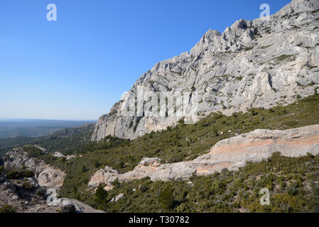 Falaises du sud du Mont Sainte-Victoire ou montagne Sainte Victoire, célébrée dans les peintures de Paul Cézanne, Aix-en-Provence Provence France Banque D'Images