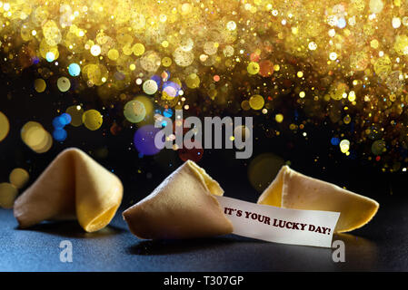 Lucky cookies rompu avec message de fortune, isolé sur fond noir avec l'espace vide pour le texte. Banque D'Images