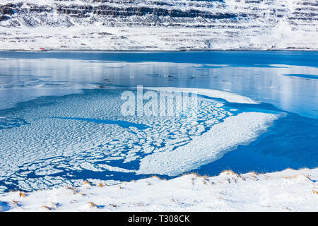 Les modèles de glace en hiver le long du paysage spectaculaire fjord Ísafjarðardjúp près de Ísafjörður dans la région des Westfjords, Islande Banque D'Images