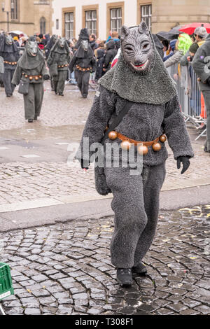 STUTTGART, ALLEMAGNE - 5 mars : wolf parade marching in masque sous la pluie légère. Tourné au défilé en centre-ville le 5 mars, 2019 Stuttgart, Germ Banque D'Images