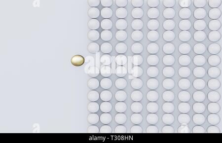 Un œuf d'or établit entre les oeufs blancs communs Banque D'Images
