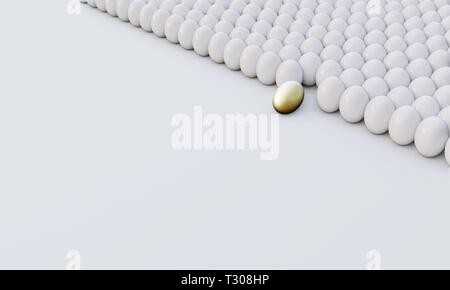 Un œuf d'or établit entre les oeufs blancs communs Banque D'Images