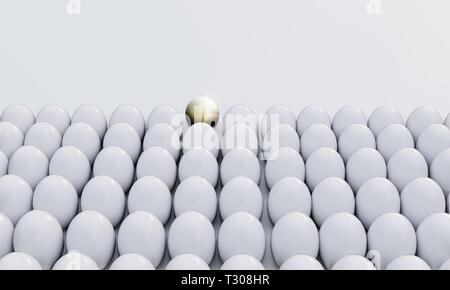 Un œuf d'or établit entre les oeufs blancs communs Banque D'Images