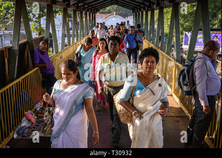 Tôt le matin, les navetteurs sur un pont à Colombo, Sri Lanka Banque D'Images