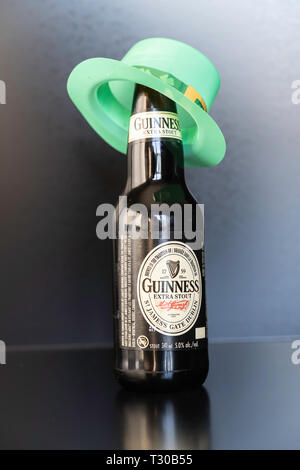 23 mars 2019 - Calgary, Alberta, Canada - Stout Guinness bouteilles avec chapeau vert - St Patrick's Day Concept Banque D'Images