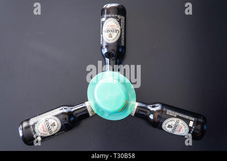 23 mars 2019 - Calgary, Alberta, Canada - Stout Guinness bouteilles avec chapeau vert - St Patrick's Day Concept Banque D'Images