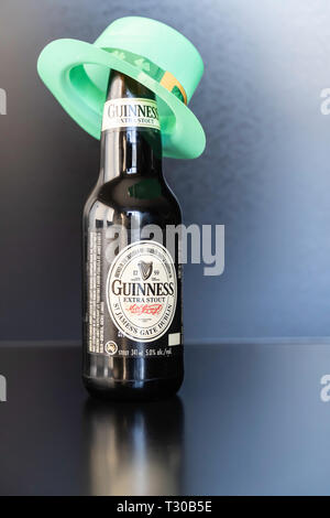 23 mars 2019 - Calgary, Alberta, Canada - Stout Guinness bouteilles avec chapeau vert - St Patrick's Day Concept Banque D'Images