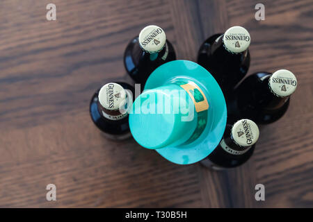 23 mars 2019 - Calgary, Alberta, Canada - Stout Guinness bouteilles avec chapeau vert - St Patrick's Day Concept Banque D'Images