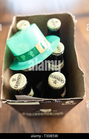 23 mars 2019 - Calgary, Alberta, Canada - Stout Guinness bouteilles avec chapeau vert - St Patrick's Day Concept Banque D'Images