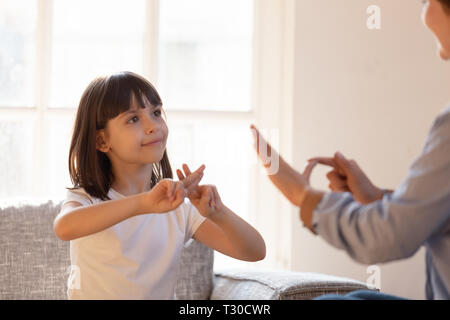 Mère fille non verbal de la communication avec la langue des signes Banque D'Images