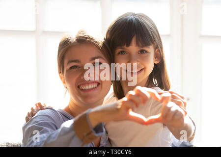 Portrait Portrait mère et fille faire avec les mains en forme de coeur Banque D'Images