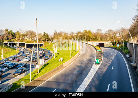 Embouteillage sur la route d'accès à l'autoroute A13 à partir de Paris dans la soirée, l'heure de pointe, tandis que l'autre direction pour périphérique de Paris est vide. Banque D'Images