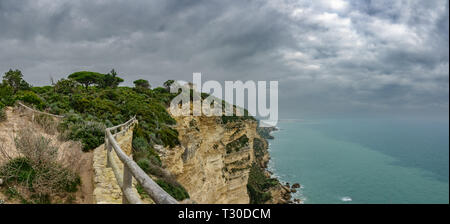 Tour de Tajo et gigapan sur la falaise sous une tempête en clodus Barbate, Cadix Banque D'Images