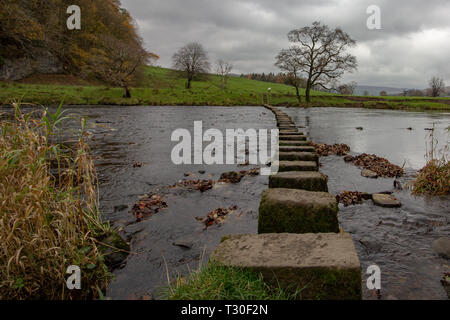 Stepping Stones sur un sentier public traversant la rivière Hodder près de l'auberge à Whitewell, Lancashire, Angleterre, Royaume-Uni Banque D'Images