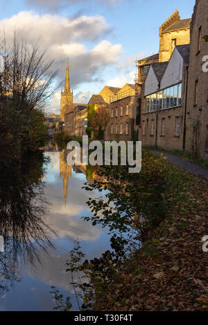 La Cathédrale Saint Pierre se reflétant dans les eaux d'un canal dans le centre de Lancaster, Lancashire, Angleterre, Royaume-Uni Banque D'Images