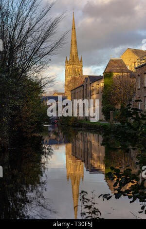 La Cathédrale Saint Pierre se reflétant dans les eaux d'un canal dans le centre de Lancaster, Lancashire, Angleterre, Royaume-Uni Banque D'Images