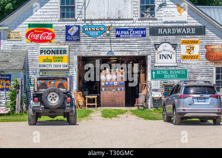 Signes et d'antiquités à vendre à l'usine à vapeur boutique Antiquités et objets de collection sur la route 2, la Grande Ourse, sentier à Bethel, Maine, USA. Banque D'Images