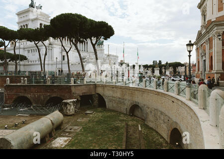 Rome, Italie - 19 juin 2018 : vue panoramique sur la Piazza Venezia et Vittorio Emanuele II Monument aussi connu sous le Vittoriano à Rome. Les gens marchent en p Banque D'Images