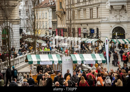 LJUBLJANA, SLOVÉNIE - 10 NOVEMBRE 2018 : les visiteurs de marcher entre les peuplements à Ljubljana Wine Trail événement dans le centre de ville. Banque D'Images