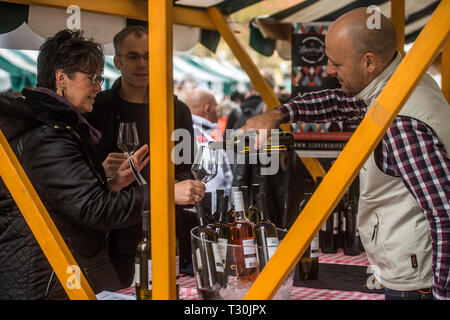 LJUBLJANA, SLOVÉNIE - 10 NOVEMBRE 2018 : Un homme de verser le vin à un visiteur à Ljubljana Wine Trail événement dans le centre de ville, Banque D'Images