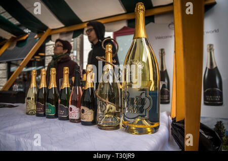 LJUBLJANA, SLOVÉNIE - 10 NOVEMBRE 2018 : Exposé sortes de vins à Ljubljana Wine Trail événement dans le centre de la ville. Banque D'Images