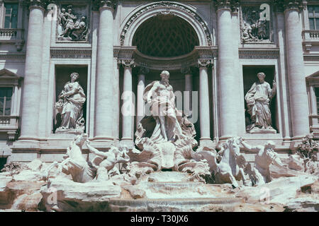 Vue panoramique sur la Fontaine de Trevi dans le quartier de Trevi à Rome, Italie. Il conçu par l'architecte italien Nicola Salvi et achevé par Giuseppe Pannini Banque D'Images