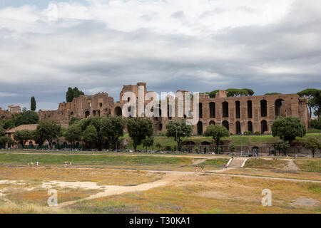 Rome, Italie - le 23 juin 2018 : vue panoramique de temple of Apollo Palatinus sur colline du Palatin de la Rome antique et le Circus Maximus (Circo Massimo) est un un Banque D'Images