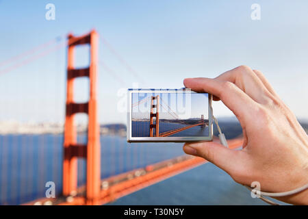 Point de vue personnel pf un touriste photographiant le Golden Gate Bridge avec un appareil photo numérique. San Francisco en Californie. USA Banque D'Images