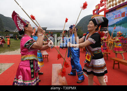 Du'un, la région autonome Zhuang du Guangxi. 4ème apr 2019. Les gens de l'épaule effectuer la danse poteau lors d'une performance de coutume de mariage le Zhuang, un groupe ethnique du'un Yao comté autonome de la Chine du Sud, région autonome Zhuang du Guangxi, le 4 avril 2019. Credit : Lu Boan/Xinhua/Alamy Live News Banque D'Images