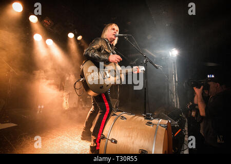 Norvège, Oslo - 4 avril 2019. Le groupe de rock gallois effectue l'alarme concert live à John Dee dans Oslo. Ici chanteur et guitariste Mike Peters est vu sur scène. (Photo crédit : Gonzales Photo - Terje Dokken). Gonzales : Crédit Photo/Alamy Live News Banque D'Images