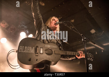 Norvège, Oslo - 4 avril 2019. Le groupe de rock gallois effectue l'alarme concert live à John Dee dans Oslo. Ici chanteur et guitariste Mike Peters est vu sur scène. (Photo crédit : Gonzales Photo - Terje Dokken). Gonzales : Crédit Photo/Alamy Live News Banque D'Images