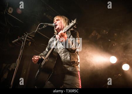 Norvège, Oslo - 4 avril 2019. Le groupe de rock gallois effectue l'alarme concert live à John Dee dans Oslo. Ici chanteur et guitariste Mike Peters est vu sur scène. (Photo crédit : Gonzales Photo - Terje Dokken). Gonzales : Crédit Photo/Alamy Live News Banque D'Images