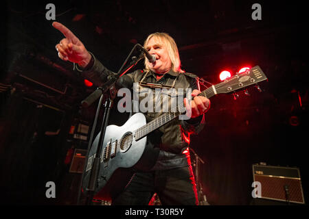 Norvège, Oslo - 4 avril 2019. Le groupe de rock gallois effectue l'alarme concert live à John Dee dans Oslo. Ici chanteur et guitariste Mike Peters est vu sur scène. (Photo crédit : Gonzales Photo - Terje Dokken). Gonzales : Crédit Photo/Alamy Live News Banque D'Images