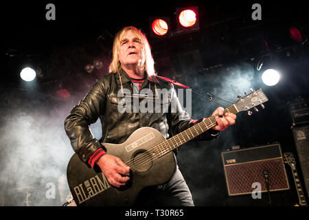 Norvège, Oslo - 4 avril 2019. Le groupe de rock gallois effectue l'alarme concert live à John Dee dans Oslo. Ici chanteur et guitariste Mike Peters est vu sur scène. (Photo crédit : Gonzales Photo - Terje Dokken). Gonzales : Crédit Photo/Alamy Live News Banque D'Images