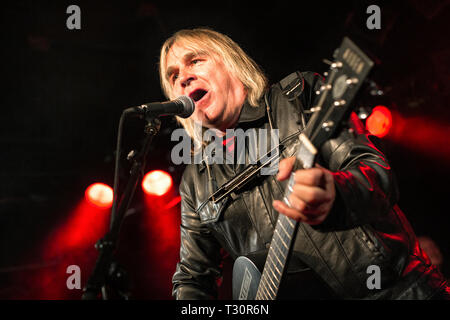 Norvège, Oslo - 4 avril 2019. Le groupe de rock gallois effectue l'alarme concert live à John Dee dans Oslo. Ici chanteur et guitariste Mike Peters est vu sur scène. (Photo crédit : Gonzales Photo - Terje Dokken). Gonzales : Crédit Photo/Alamy Live News Banque D'Images