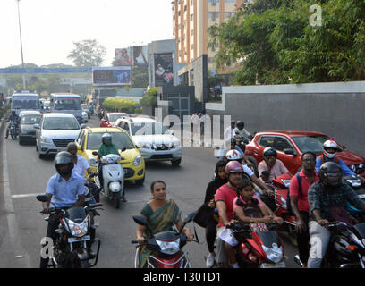 Chennai, Indien. Le 08 février, 2019. Les gens sur des motos sont en attente à la croisée des chemins à Chennai (Madras) en Inde du Sud, enregistré sur 08.02.2019 | Conditions de crédit dans le monde entier : dpa/Alamy Live News Banque D'Images